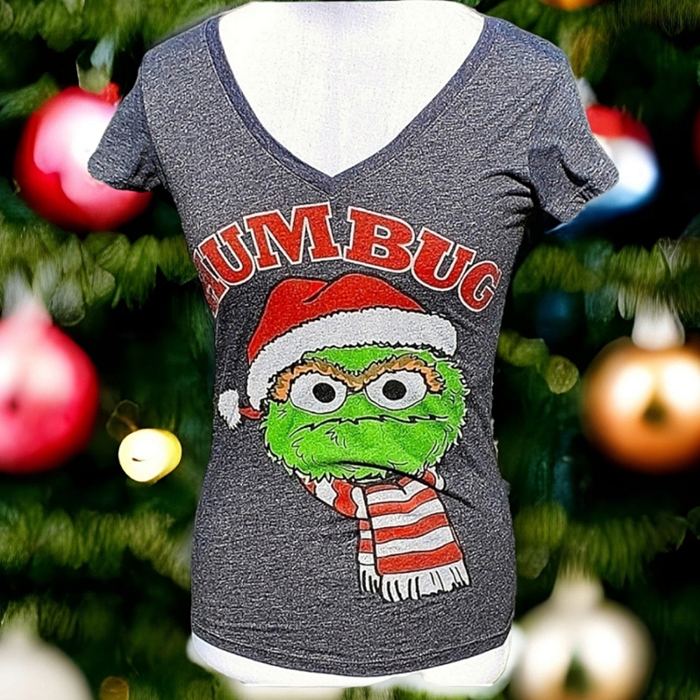 Sesame Street tee shirt sz M Grouch, Santa hat
